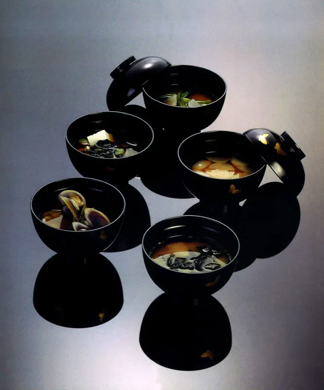 Sopa de pasta de soya con almejas, Asari no miso jiru.
Sopa de pasta de soya con cuajada de soya, algas y cebolla, Tofu to wakame no miso jiru.
Sopa de pasta de soya con rábano y habichuelas, Kabu to ingen no miso jiru.
Sopa de pasta de soya con nabos, Daikon no miso jiru.
Sopa de pasta de soya con papas, algas y cebolleta, Gyagaimo to wakame no miso jiru. Matthew Leighton