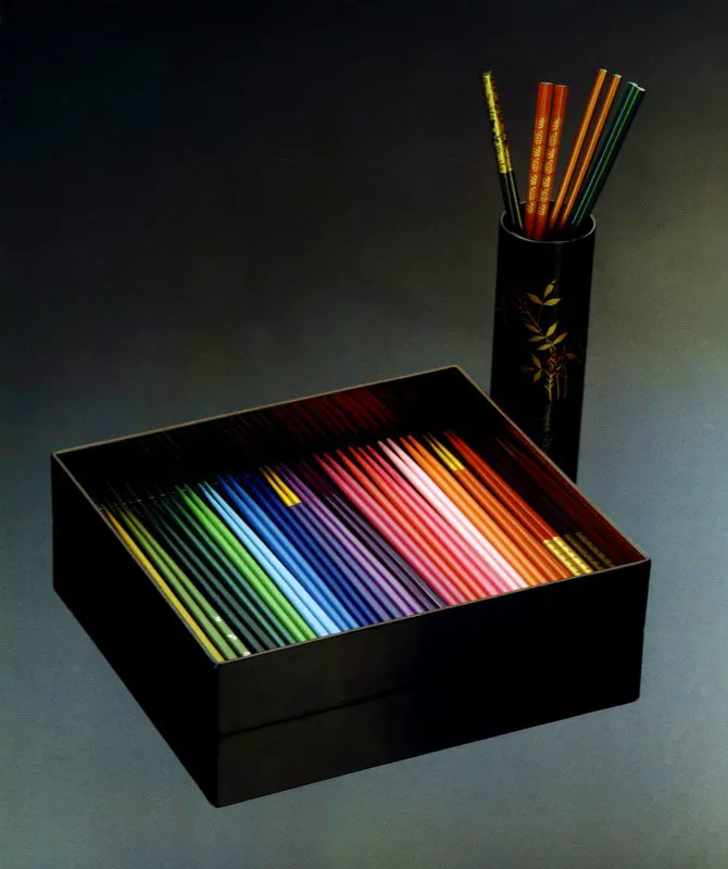 Palillos en estuche y vaso de madera, acabados en laca. Matthew Leighton