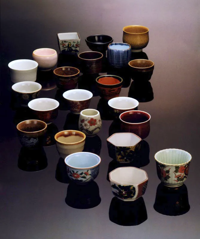 Tacitas de porcelana y cermica para tomar sake. Matthew Leighton