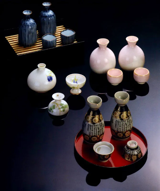 Juegos de porcelana para tomar Sake. Matthew Leighton