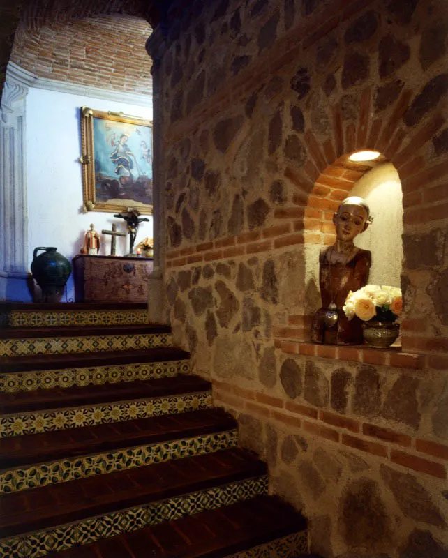 Detalle de la escalera de una casa antigüeña contemporánea, que trata de reproducir un ambiente colonial dentro de un espacio moderno, a lo cual ayudan los azulejos en los escalones y la acertada selección de objetos y muebles.
