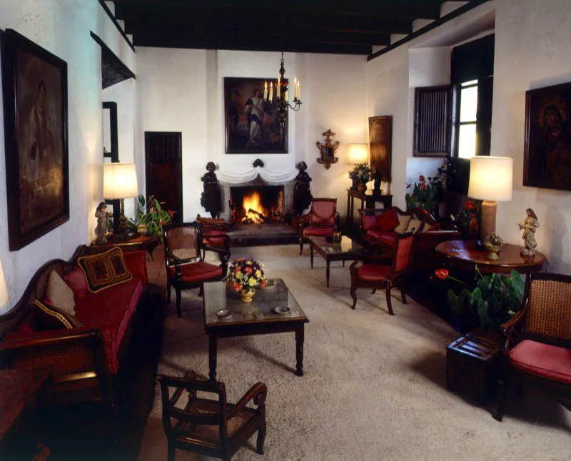 Salón que conjuga acertadamente muebles de diverso tipo con objetos y pinturas coloniales.