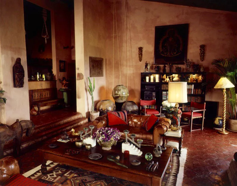 Sala de una casa de campo en San Pedro, en la que se combinan elementos folclóricos y mobiliario antiguo, dentro de una construcción contemporánea.