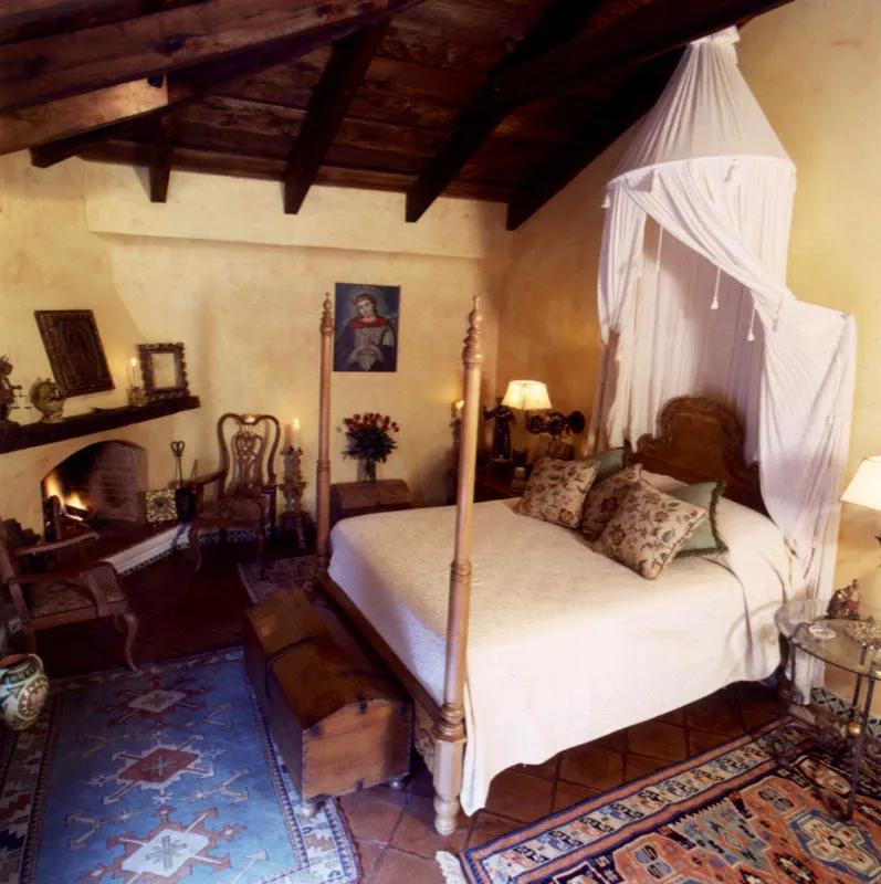 Dormitorio en casa restaurada de Antigua, con cama y mosquitero sobrepuesto.