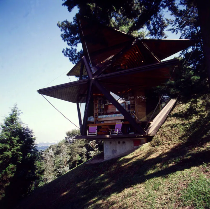 Casa de recreo diseñada por el arquitecto José Asturias en una empinada ladera cercana a Santa Catarina Pinula, con vista al valle de la ciudad de Guatemala. Es un octaedro que se abre y cierra eléctricamente con grandes triángulos.