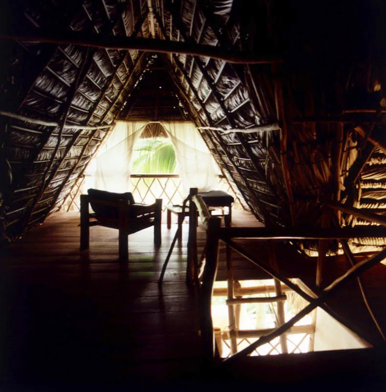 Interior de la segunda planta de una casa de recreo a orillas de río Tatín, Izabal, diseñada por John Heaton, a la manera de un ranchón de palma de corozo, común en la zona.