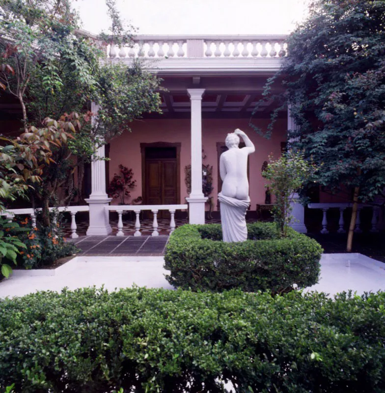 Patio de la misma casa, con una escultura de mármol, similar a las que se importaron en 1897 para ornamentar el Paseo de La Reforma. Tanto el piso de cemento como las balaustradas hacia el patio, que adornan el techo, estuvieron muy de moda en la primera mitad de este siglo.
