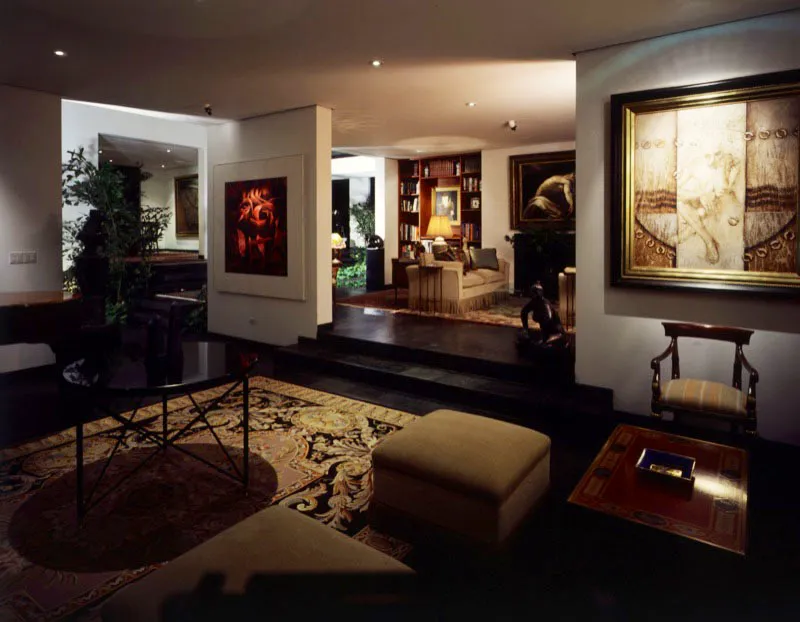 Amplia área social de una residencia contemporánea de la ciudad de Guatemala, diseñada por el arquitecto Peter Giesemann, en varios niveles y ambientes conectados. El suelo es de laja negra de Sudáfrica.
Predomina la línea recta y el diseño sencillo, con techos y muros blancos, en que se destacan numerosas pinturas: a la izquierda, pintura abstracta del artista guatemalteco Moisés Barrios; al centro, sobre la chimenea, cuadro del pintor ecuatoriano Hernán Cogollo; a la derecha, pintura del artista mexicano Roberto Cortázar.