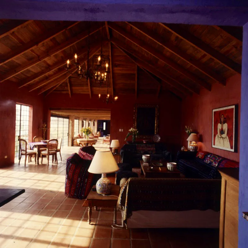 Sala de una casa de recreo en el lago de Atitlán, con piso de baldosa y a la derecha cuadro de María Dolores Castellanos.