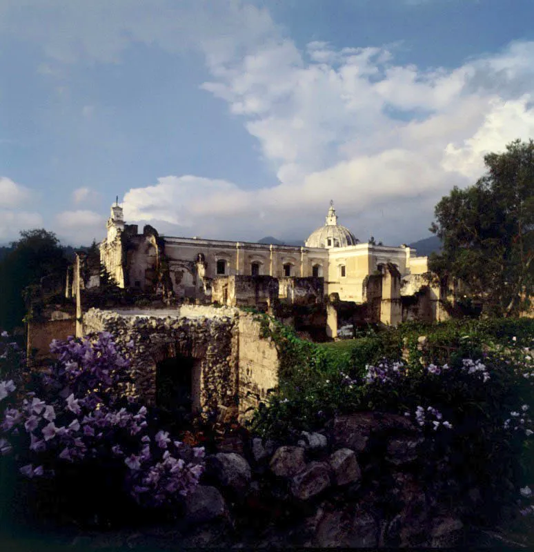 Vista sobre la ciudad colonial, desde la azotea de una casa antigüeña restaurada.