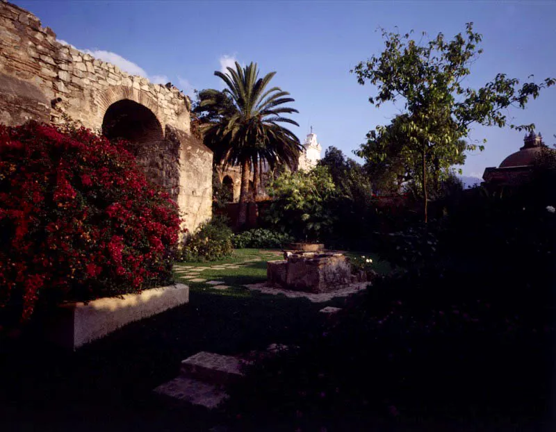 Jardín que embellece y da color a las ruinas de piedra que se incorporaron a una casa restaurada en Antigua.
La pila y los muros que se aprecian están en su estado original, bastante destruidos, probablemente a causa del terremoto de 1917.