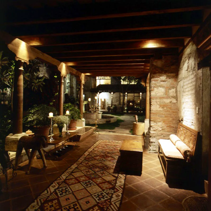 Corredor de acceso principal a la misma casa, en el que se aprecian las columnas y elementos coloniales originales aprovechados en la restauración realizada por el ingeniero Amerigo Giracca, así como una pila y el área de habitación al fondo.
