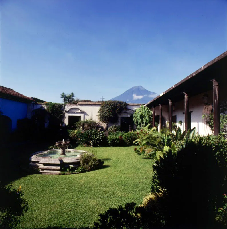 El volcn de Agua, elemento dominante del paisaje antigeo, trasmite su elegancia y serenidad al jardn interior de esta casa tradicional.  