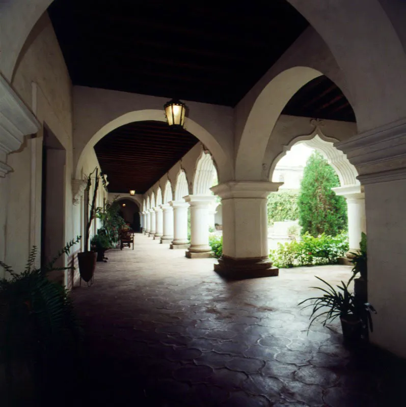 Perspectiva del claustro principal del antiguo Colegio o Seminario Tridentino, diseñado por el Maestro Mayor Bernardo Ramírez, a mediados del siglo XVIII, hoy día casa particular, que recuerda el patio de los colegios menores de Salamanca, con las gruesas columnas de arcos mixtilíneos.