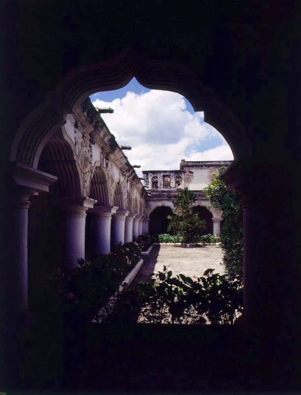 Otra vista del claustro del antiguo Colegio Tridentino, en Antigua, hoy convertido en casa particular. Los arriates con flores son un agregado moderno. 
 