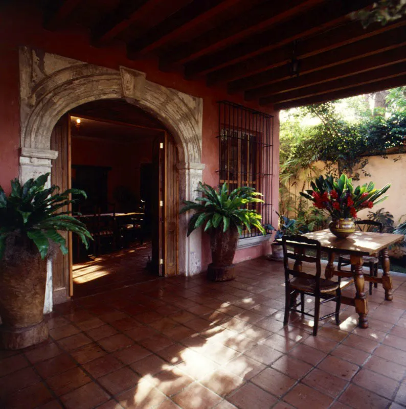Casa contemporánea en estilo colonial en Antigua, con elementos arquitectónicos antiguos originales, como el arco de piedra tallada incorporado a la entrada del comedor y las bases de las ventanas.