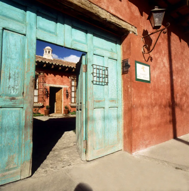 Puerta antigua de acceso a la casa, desde la calle.  