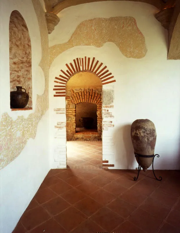 Vista de una autntica casa colonial, colindante con el Monasterio de Monjas Capuchinas (detrs de la cabecera del templo), en Antigua, que muy probablemente fue construida al mismo tiempo que el edificio monstico, con destino al capelln y confesor de las monjas. 
 