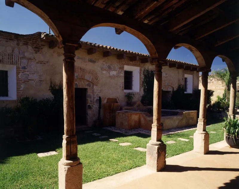 Patio interior de la misma casa colonial en Antigua, recientemente restaurada por John Heaton, que conserva la pila original. Esta parte de la casa tiene espacios reconstruidos, pero se ha conservado lo esencial de la arquitectura original guatemalteca de la poca.  