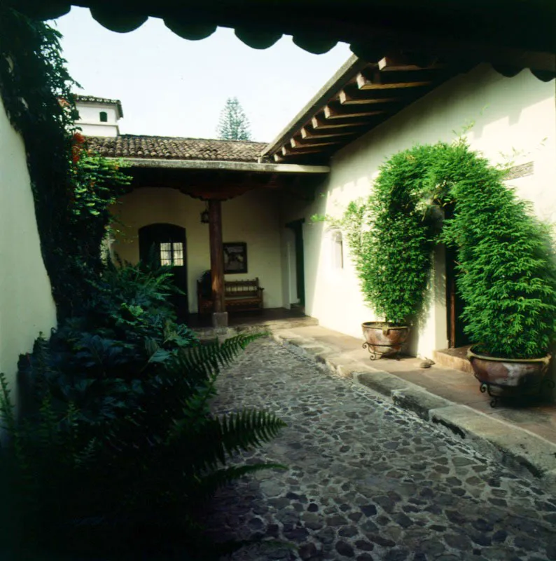 Patio interior empedrado. Las tradicionales técnicas constructivas, uso de la teja y terraza española, resultan evidentes.