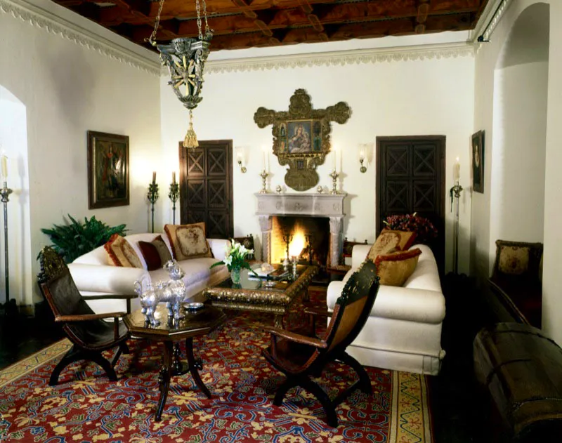 Otro salón de la misma casa, donde se combinan muebles actuales y antiguos; sobre las mesas y en la repisa de la chimenea, varias piezas de plata; en los muros, ejemplos de pintura colonial; y en el centro, una Virgen del Carmen con un extraordinario marco barroco.