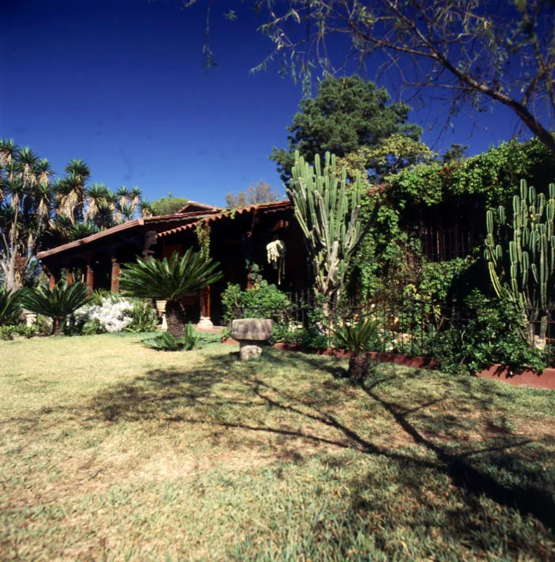 Casa campestre contemporánea de recreo en un pueblo cercano a la ciudad de Guatemala, construida incorporando elementos antiguos, tales como columnas de madera con bases de piedra, piedras en los arcos de las puertas y barrotes en las ventanas.