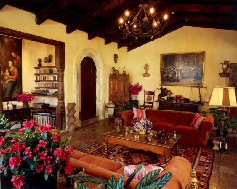 Gran salón, de la misma casa, compuesto por variados elementos, distribuidos en dos ambientes unidos. En el centro, los dos sofás enfrentados sobre un kilim, con una sencilla mesa antigua, que tiene varias piezas pequeñas de plata. Al fondo, un cuadro peruano que representa la muerte del Inca Atahualpa, de autor desconocido, flanqueado por dos relieves tallados; debajo una mesa rústica de Nahualá; a la izquierda un armario colonial y otros muebles y objetos, como el ánfora y el pedazo de una columna salomónica, completando la decoración. En el espacio detrás del marco de madera con columnas, un gran óleo colonial. La techumbre es en madera a dos aguas.