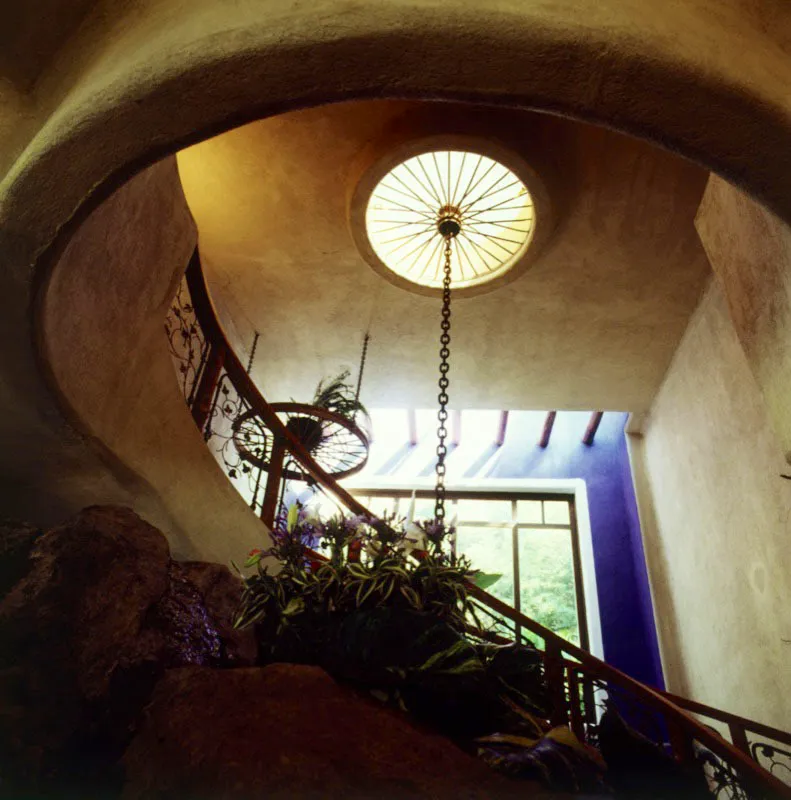 Escalera de la misma casa en Amatitln, de elegante curvatura, asentada sobre grandes piedras, que conforman una pila. La balaustrada de la escalera es en hierro forjado con motivo vegetal. Se destacan los tragaluces, uno longitudinal y otro circular, que emplea una antigua rueda de carreta.  