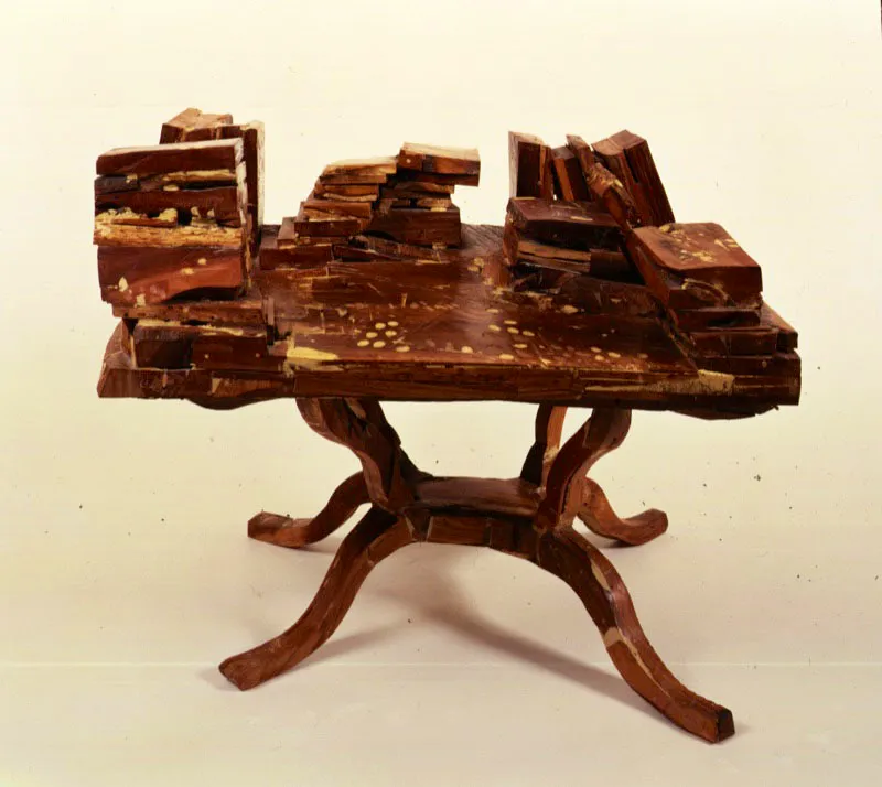 Mesa con libros. 1994. Madera. 99 x 116 x 87 cm 