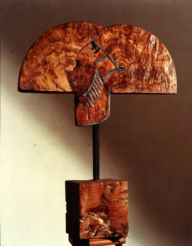 La reina Mariana I. 1982. Madera con incrustaciones de plomo. 90 x 68 x 23 cm