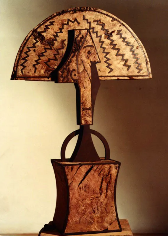 La reina Mariana XVII. 1982. Madera con incrustaciones de hierro. 107 x 70 x 29 cm