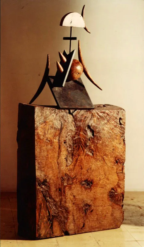 La reina Mariana XI. 1982. Madera y hierro. 149 x 74 x 26 cm