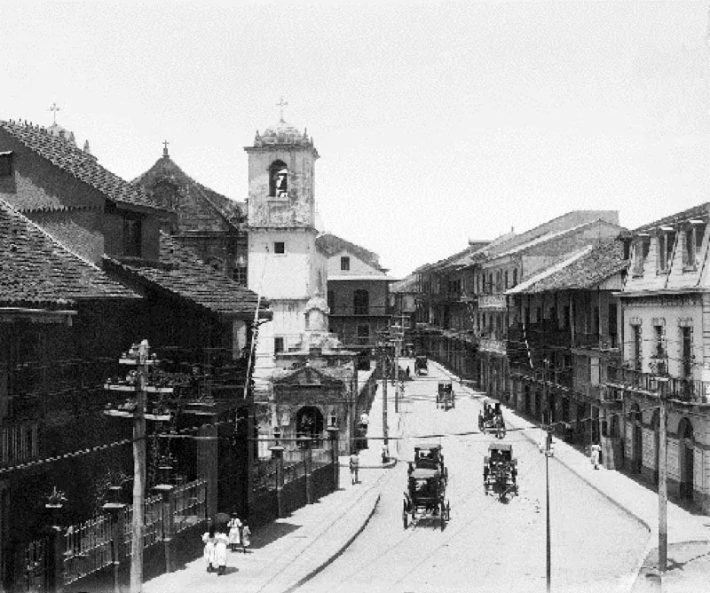 Vista de la Avenida Central, en las cercanas del Palacio Presidencial. A la izquierda la iglesia de La Merced, en la calle 10. En primer plano la Mansin Arias-Feraud, hoy propiedad del municipio de Panam, donde la alcalda celebra sus actos protocolares y eventos ms destacados. Primera dcada del siglo XX. 