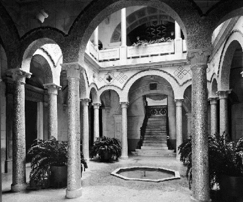 Vestbulo de entrada al Palacio de las Garzas, durante el proceso de remodelacin en los aos veinte. Las columnas y el piso de la fuente central fueron adornados con incrustaciones de concha ncar. 