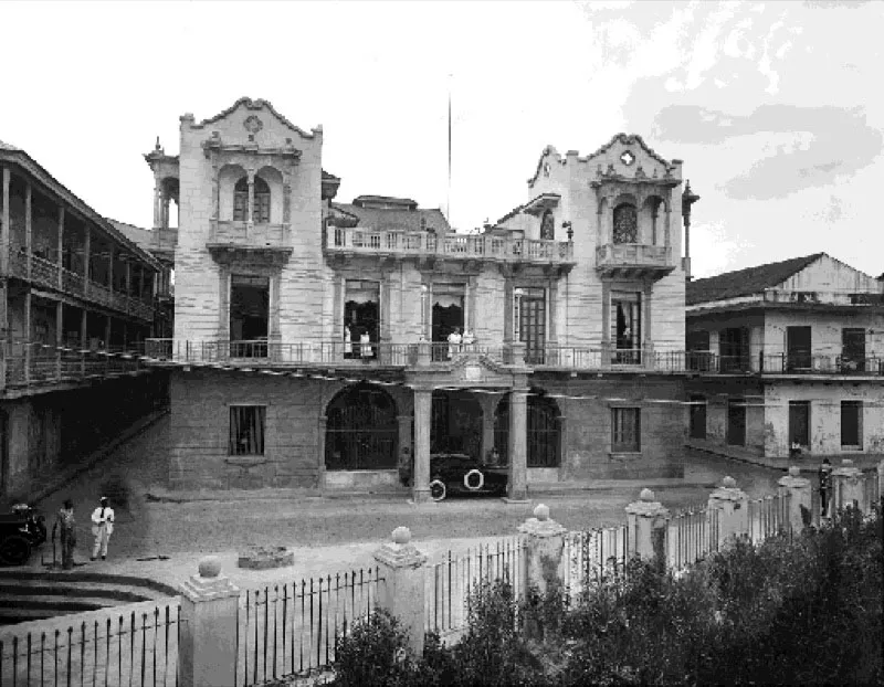 La nueva fachada del Palacio de las Garzas fue resultado de la gran remodelacin a que fue sometido en los aos veinte y sigue las corrientes de la arquitectura espaola de principios de este siglo, con sus reminiscencias orientales de tipo mozrabe. 