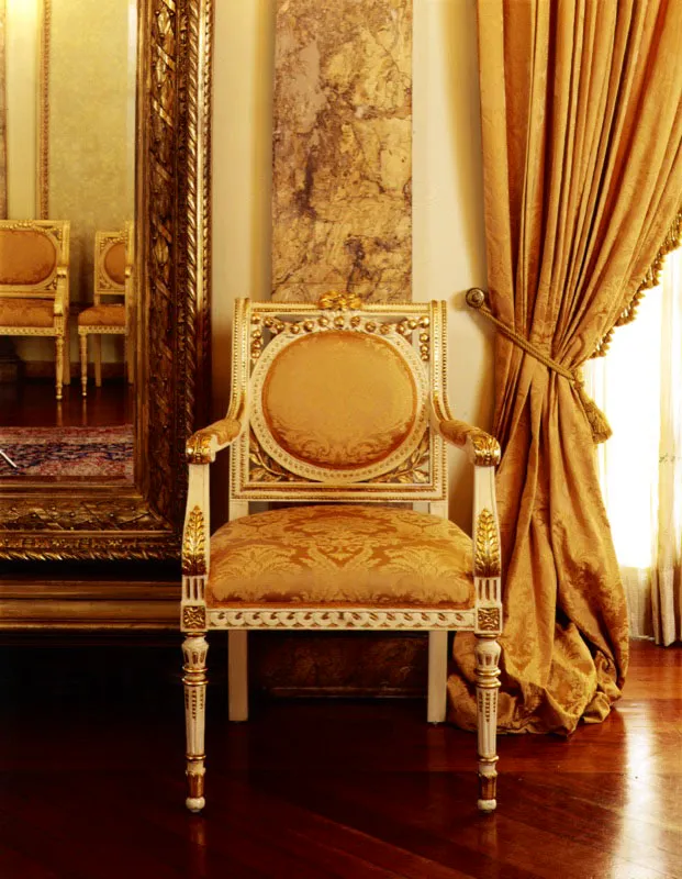 Una de las elegantes sillas estilo Luis XVI del Salón Amarillo, tapizadas con tela de Damasco y
talladas y decoradas con laminilla de oro.