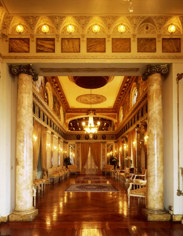 Vista del Salón Amarillo hacia el sur. Las lámparas chandelier contribuyen a realzar su elegancia y magnificencia.