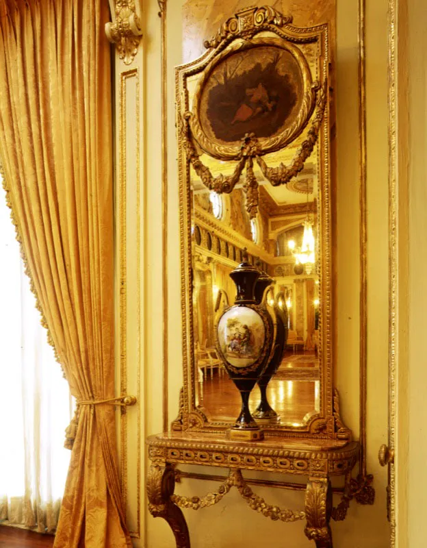 Detalle de consola y espejo en el Salón Amarillo.
