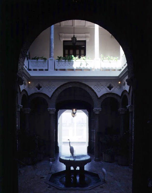 Vista desde el interior del patio, donde habitan las garzas. Las primeras aves, procedentes de Darién, fueron un obsequio del poeta Ricardo Miró al Presidente Belisario Porras.