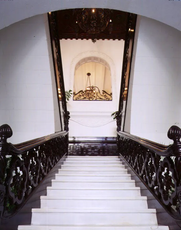 Escalera que lleva a las dependencias del Palacio. Sus brillantes balaustradas y barandales son de caoba tallada, y sus peldaños, antes de piedra caliza, son ahora
de mármol blanco.