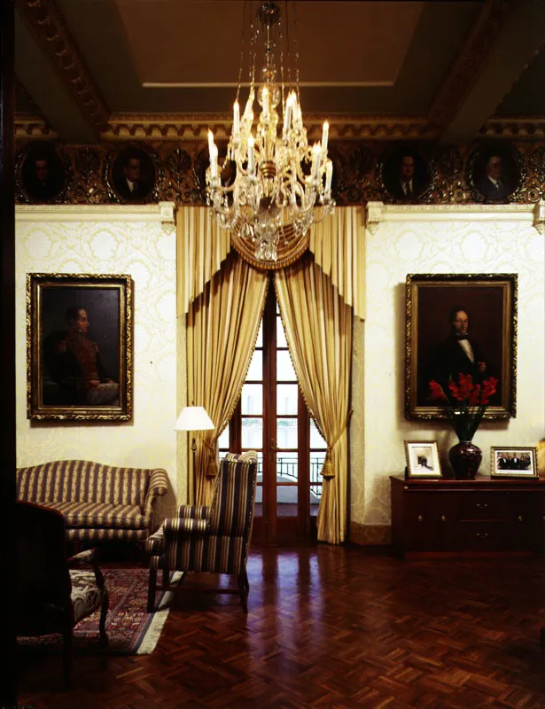 Balcón de la sala de espera del despacho privado del Presidente. El cortinaje, en seda y fondo de tergal, es clásico francés con cenefas drapeadas y laterales con borlas decorativas.