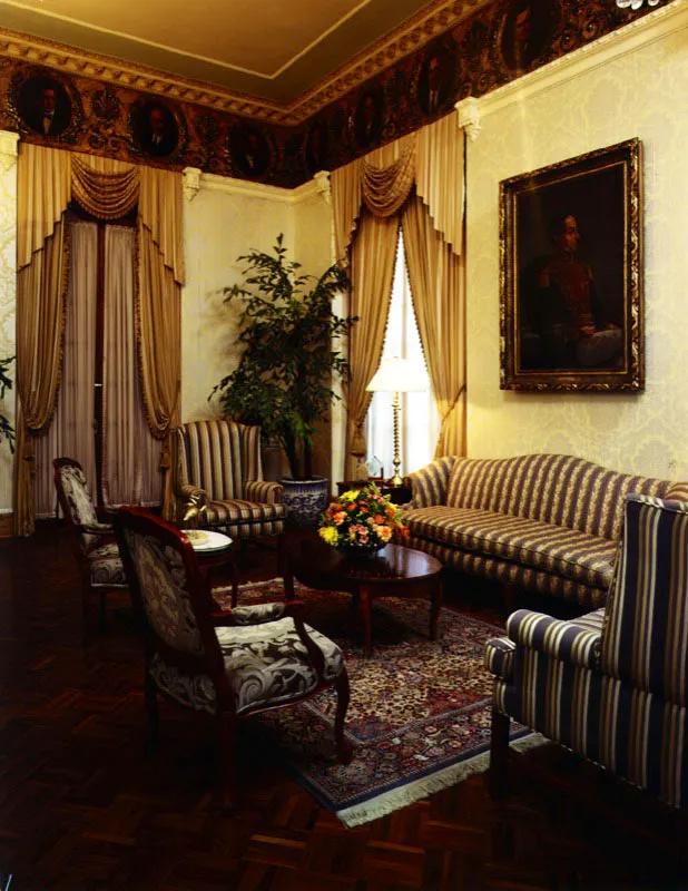 Sala de espera del despacho privado del Presidente de la República, donde puede verse parcialmente el friso con la galería de Jefes de Estado.También se aprecia el retrato de Simón Bolívar pintado en el siglo pasado por el artista colombiano Epifanio Garay. Este retrato de Bolívar es uno de los tres existentes en el mundo para los cuales el Libertador posó sentado.