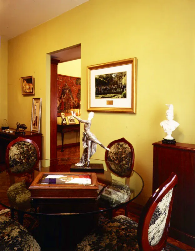 Sala de la biblioteca. Sobre la mesa, dentro de la caja, reposa la banda presidencial del primer presidente de la República, don Manuel Amador Guerrero.