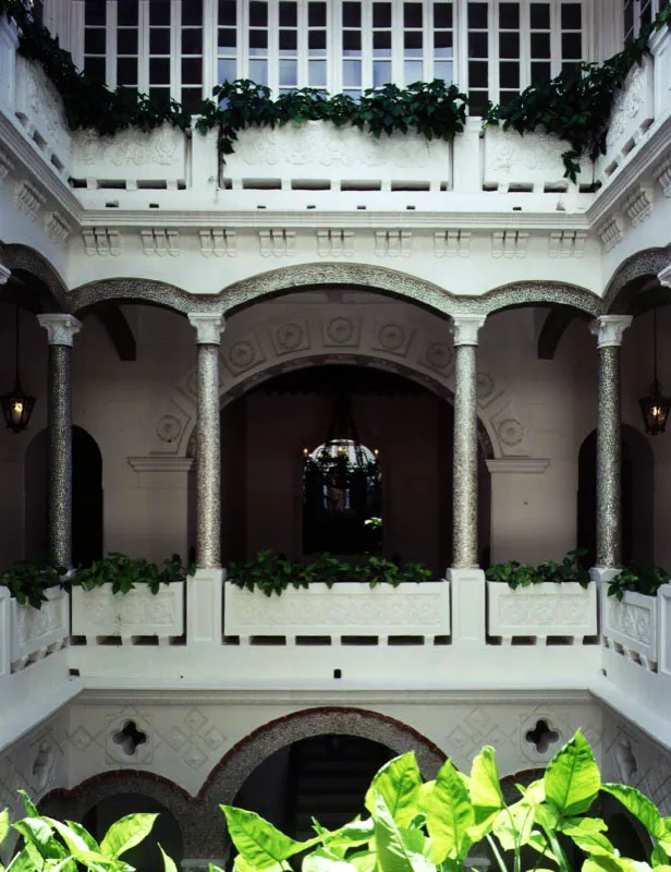 Otro ángulo de las arcadas y columnas del patio interior. El recubrimiento en concha nácar fue realizado durante la gran remodelación de la década del veinte.