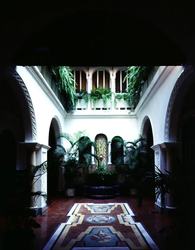 El Patio Andaluz, concebido como un gran jardn interior por el arquitecto Villanueva M., fue bien recibido por todos, ya que le dio al Palacio un espacio de luz y de frescura. 