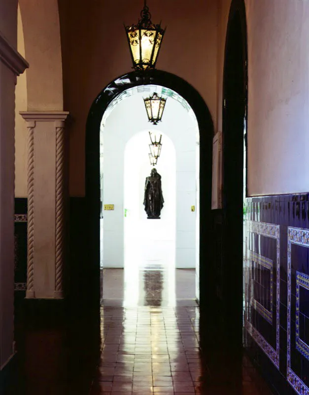 Pasillo cercano a la entrada de la residencia privada. En su nicho La Justicia, obra de Gaetano Olivari.
