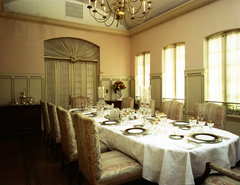 Comedor inglés, estilo Chippendale, de la residencia privada. Los tonos de la decoración acentúan la placidez del ambiente.