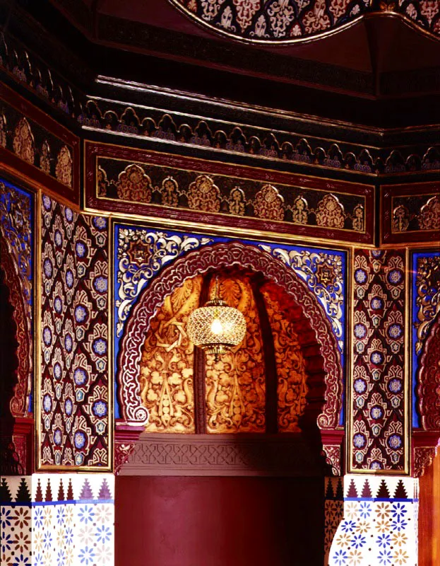 Vistas del mismo salón, que permiten apreciar en detalle la singular y exótica belleza del trabajo implícito en el arte morisco.
