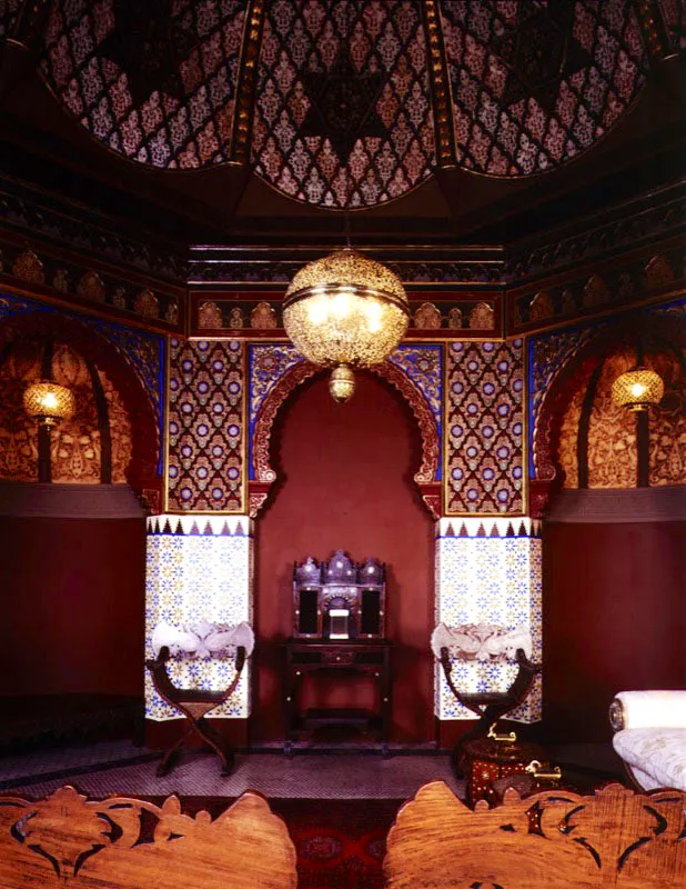 Vistas del mismo salón, que permiten apreciar en detalle la singular y exótica belleza del trabajo implícito en el arte morisco.