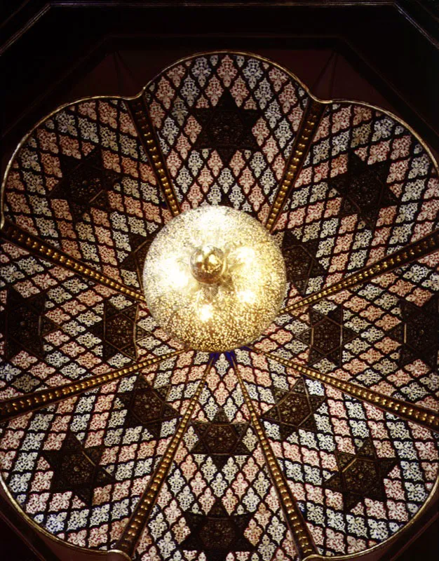 Cúpula del Salón Morisco con su lámpara, un bello y delicado trabajo artesanal.